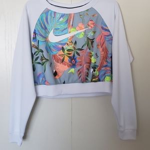 Nike Womans Hyper Femme Crew Neck Cropped Shirt.